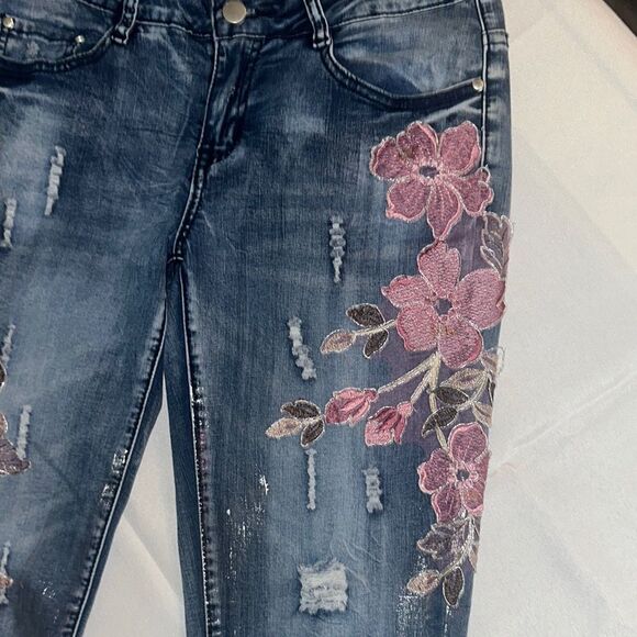 A. Z. I Women's Blue Jeans with Pink Floral Embroidery Size 4 - Picture 3 of 12